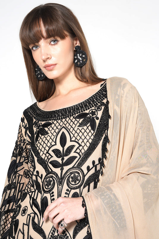 Ornate Floral Cream Kurta Set With Embroidery And Scalloped Borders