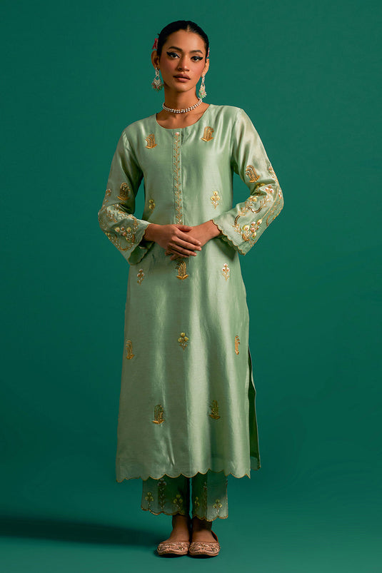Green hand embroidered silk chanderi kurta set with light pink chanderi dupatta