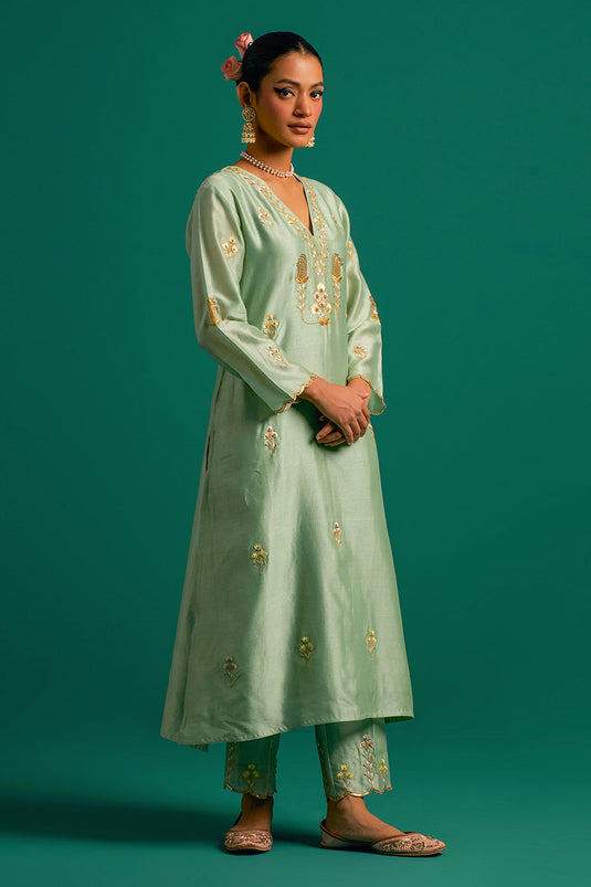 Green V neck hand embroidered silk chanderi kurta set with light pink chanderi dupatta